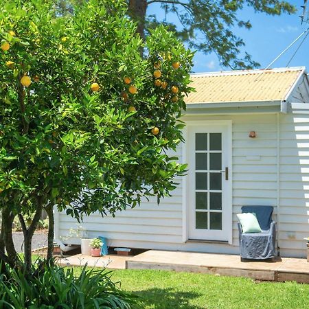 Fremily Cottage - Charming White Cottage Berry Exterior photo