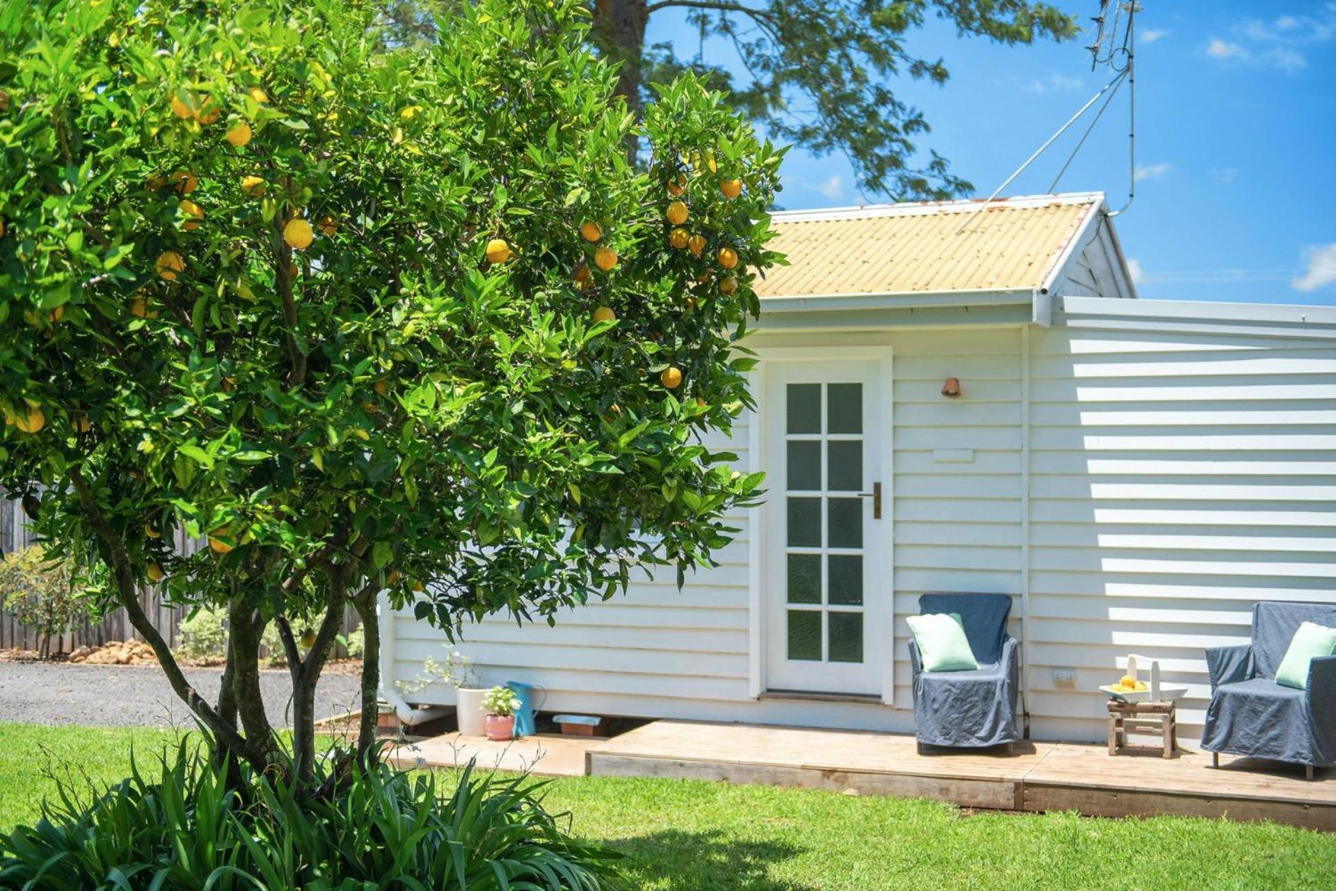 Fremily Cottage - Charming White Cottage Berry Exterior photo