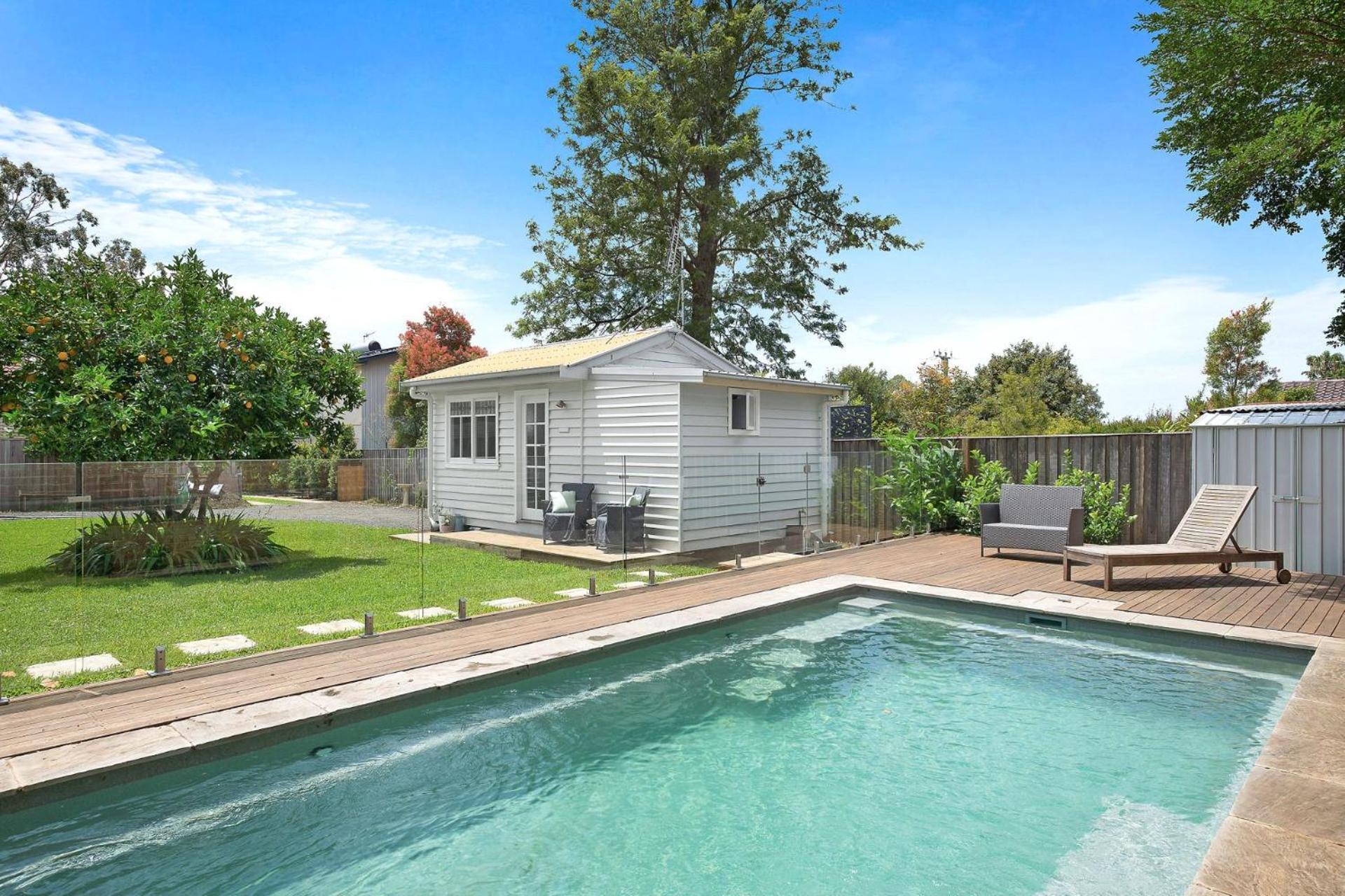 Fremily Cottage - Charming White Cottage Berry Exterior photo